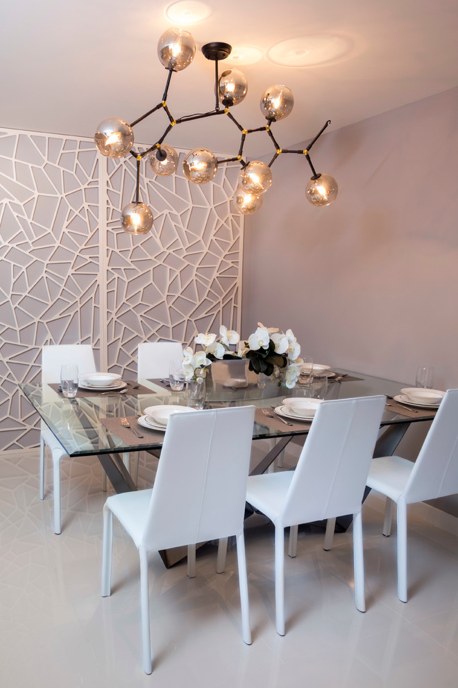 Idée de décoration pour une salle à manger design de taille moyenne avec un mur marron, un sol en carrelage de porcelaine, aucune cheminée et un sol beige.