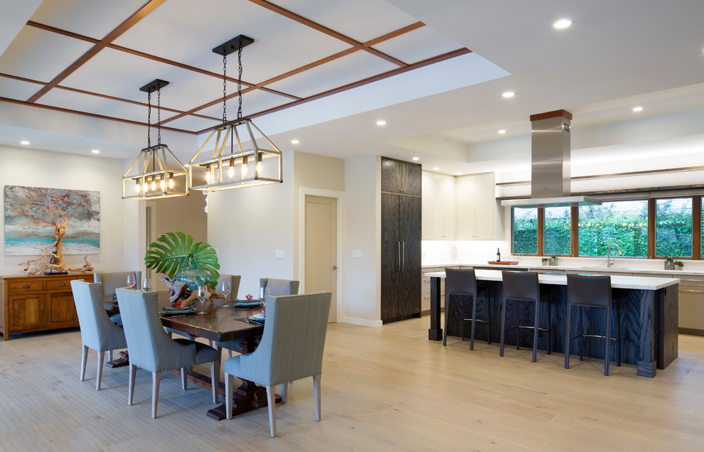 Foto di una grande sala da pranzo aperta verso la cucina stile marinaro con pareti bianche, parquet chiaro e pavimento beige