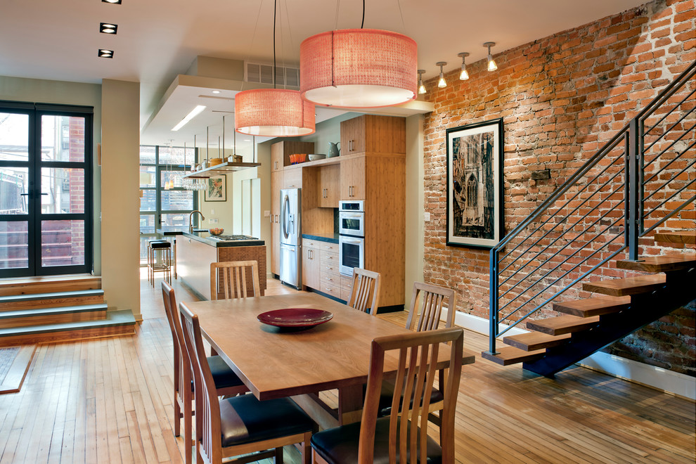 Idee per una sala da pranzo aperta verso il soggiorno contemporanea con pareti beige e pavimento in legno massello medio