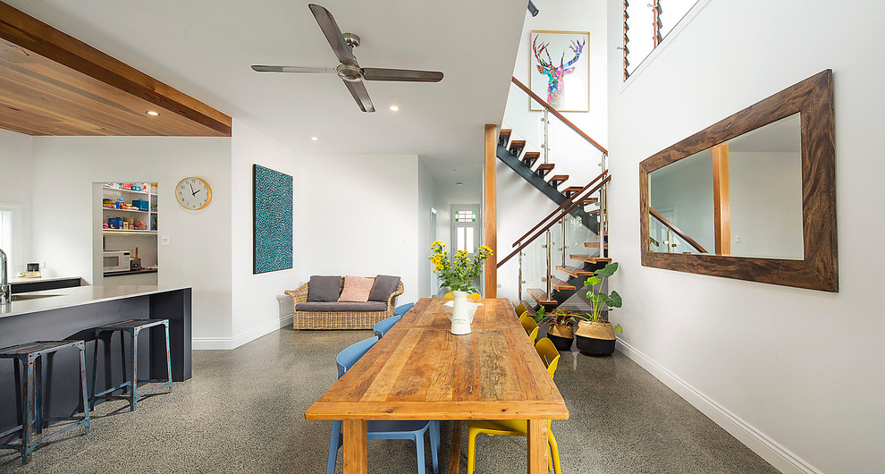 Stilmix Wohnküche mit weißer Wandfarbe und grauem Boden in Brisbane