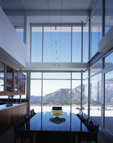 This is an example of a modern dining room in Los Angeles.