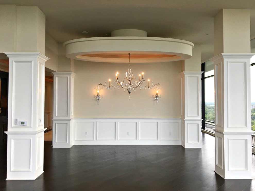 Geschlossenes, Geräumiges Klassisches Esszimmer mit beiger Wandfarbe, dunklem Holzboden, Gaskamin, Kaminumrandung aus Stein und braunem Boden in Kansas City