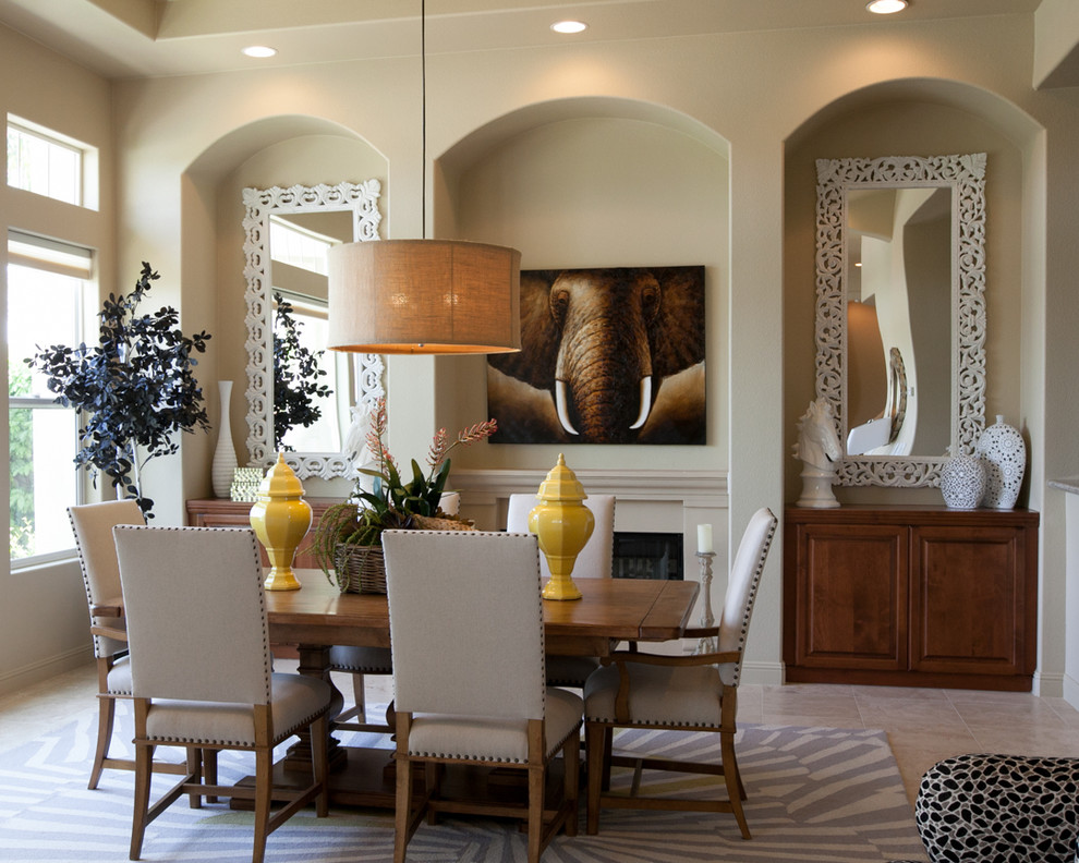 Cette photo montre une salle à manger ouverte sur la cuisine tendance de taille moyenne avec un mur beige et un sol en carrelage de céramique.