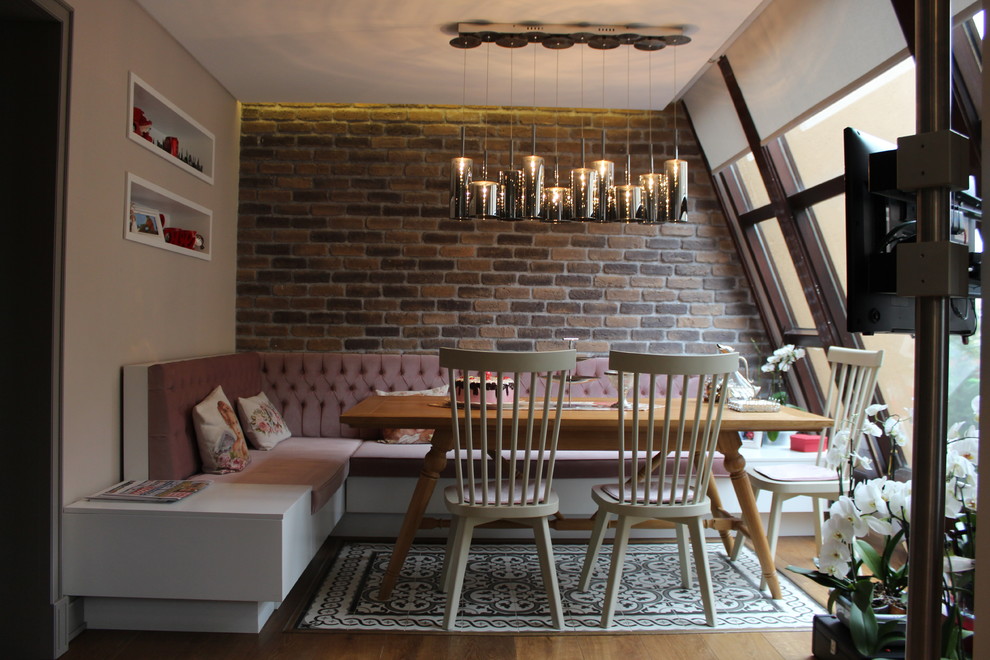 Diseño de comedor campestre de tamaño medio cerrado sin chimenea con paredes beige, suelo de madera en tonos medios y suelo marrón
