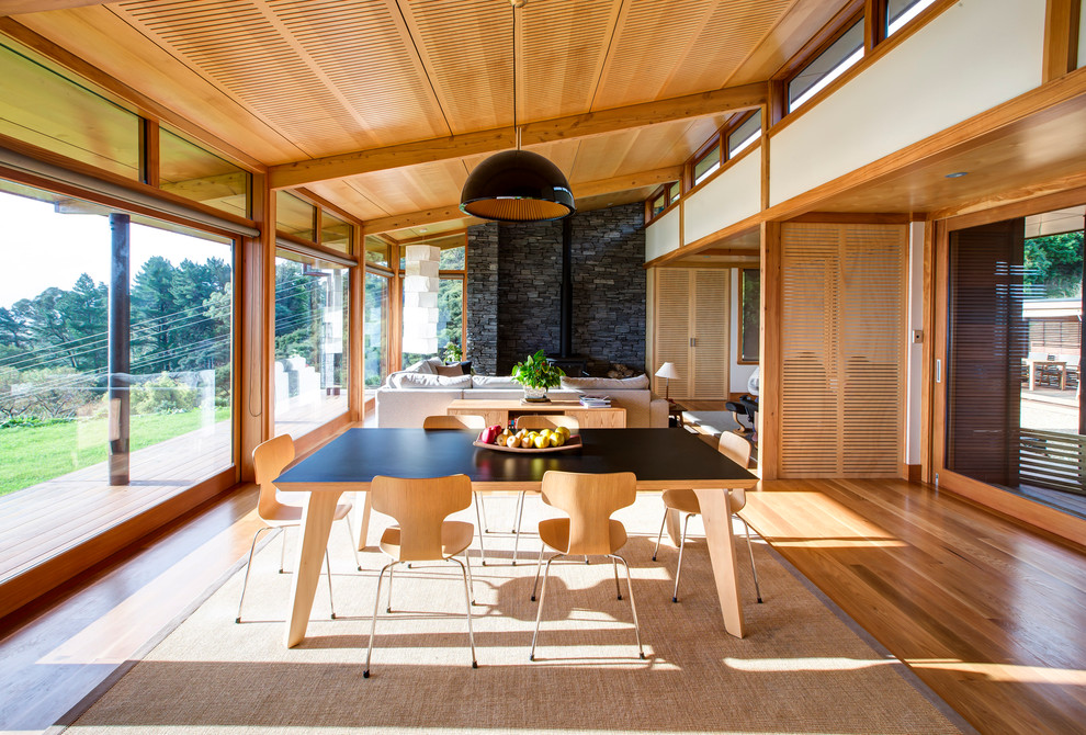 Foto di una grande sala da pranzo aperta verso il soggiorno design con pavimento in legno massello medio