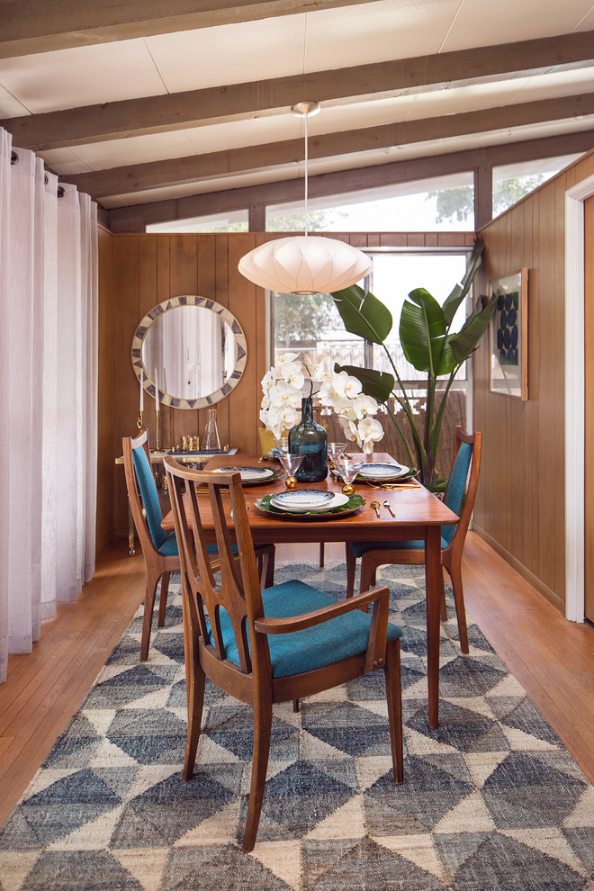 Foto di una sala da pranzo minimalista chiusa con pareti marroni, pavimento in legno massello medio e pavimento marrone