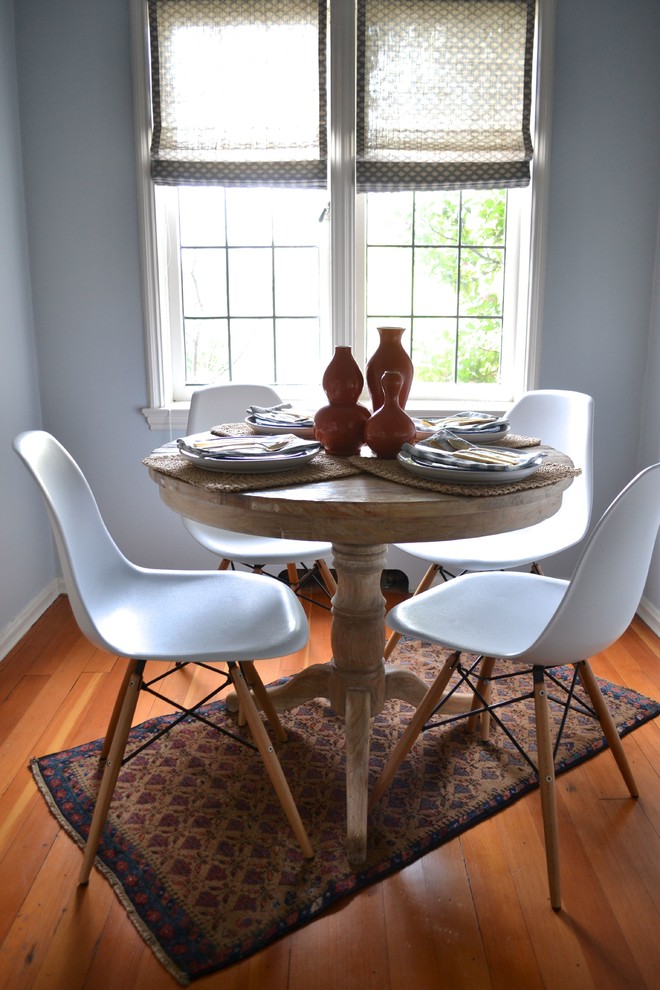 Imagen de comedor ecléctico con paredes grises y suelo de madera en tonos medios