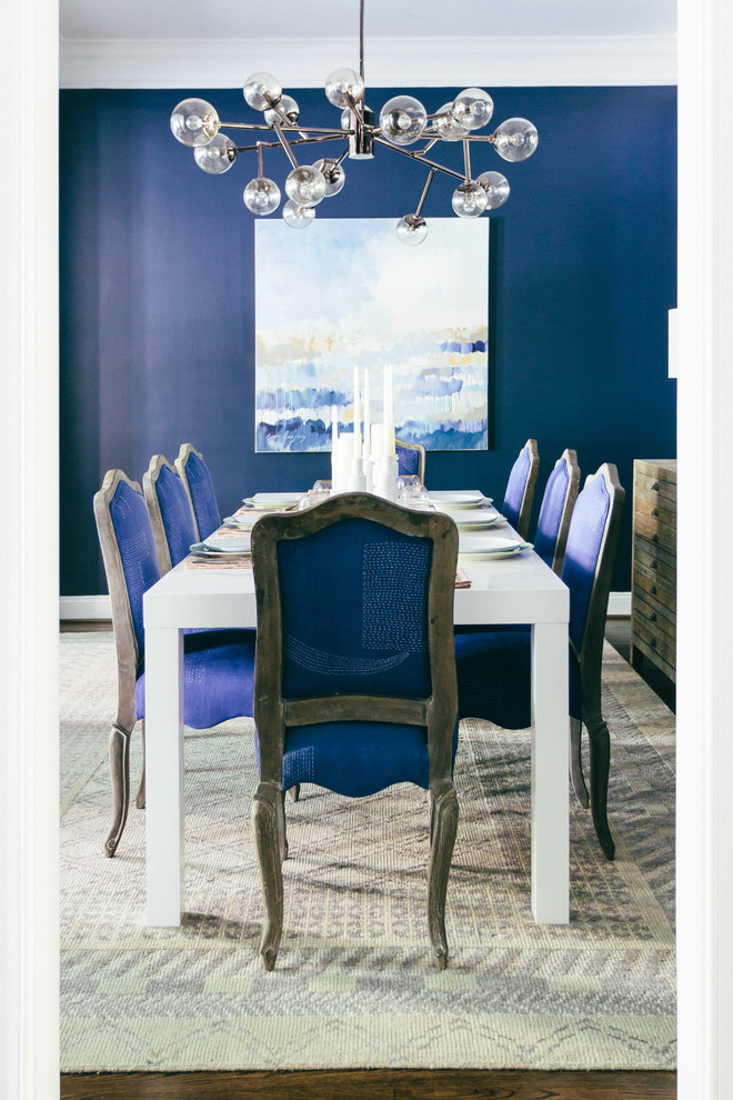 Cette image montre une salle à manger traditionnelle avec un mur bleu, parquet foncé et aucune cheminée.