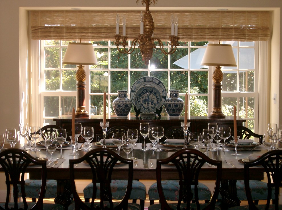 Diseño de comedor clásico con paredes beige, suelo de madera en tonos medios y cortinas