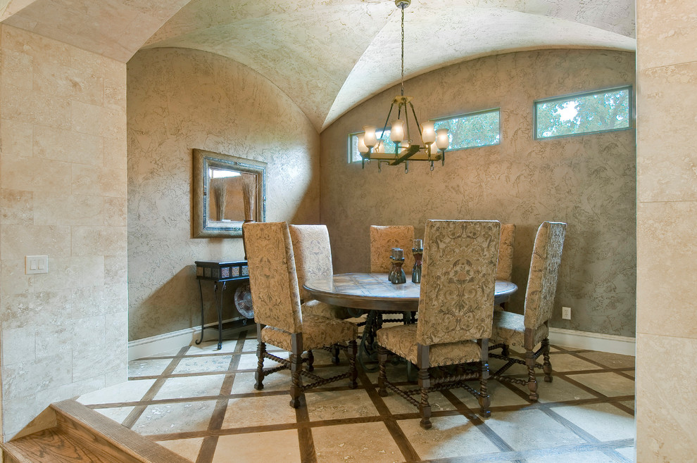 Cette photo montre une salle à manger méditerranéenne avec un mur beige.