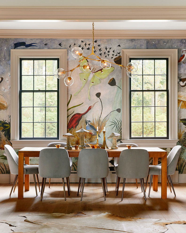 Ispirazione per una sala da pranzo boho chic con pareti multicolore, pavimento in legno massello medio e pavimento marrone