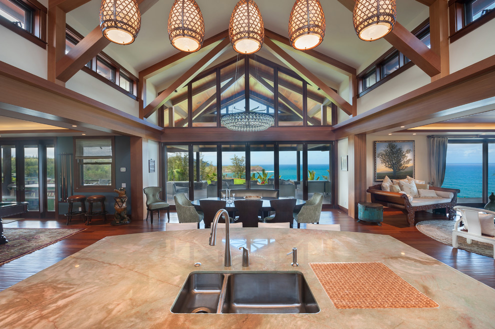 Offenes, Geräumiges Esszimmer ohne Kamin mit weißer Wandfarbe und braunem Holzboden in Hawaii