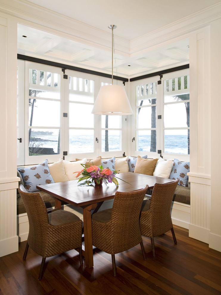 Idee per una sala da pranzo costiera con parquet scuro e pavimento marrone