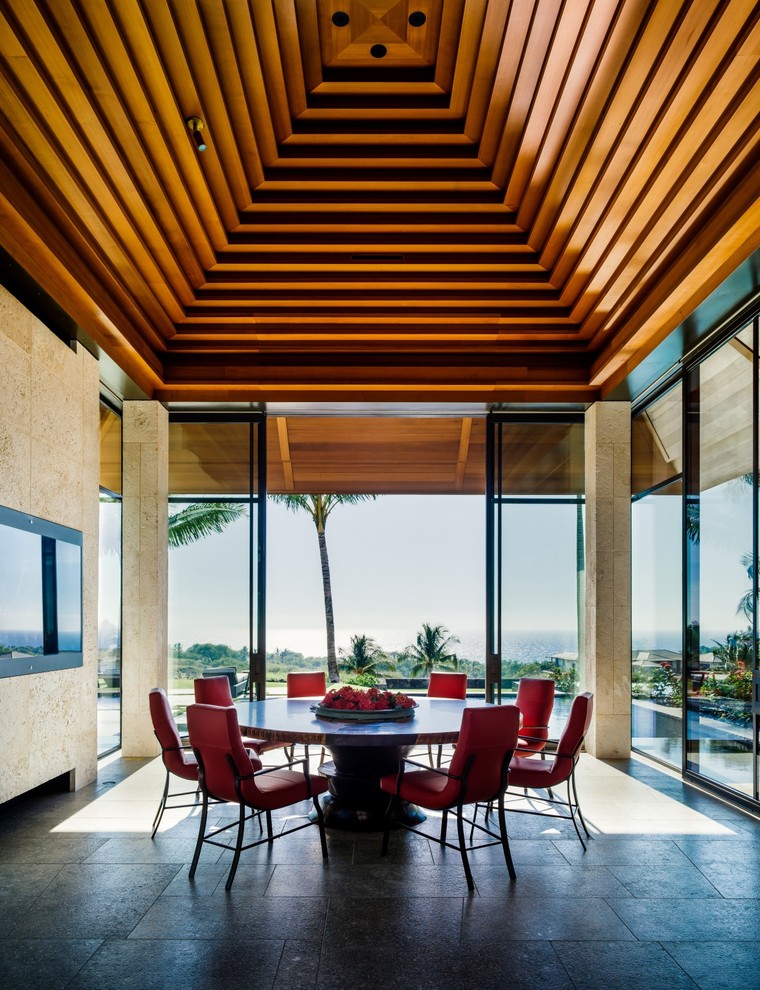 Idee per una sala da pranzo tropicale con pareti beige e pavimento grigio