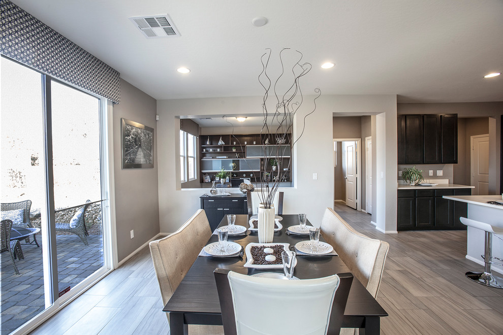 Idee per una sala da pranzo aperta verso la cucina contemporanea di medie dimensioni con pareti grigie e pavimento con piastrelle in ceramica