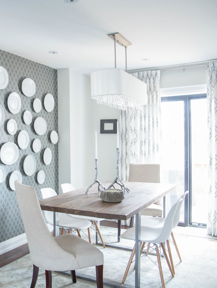 Kleine Klassische Wohnküche mit grauer Wandfarbe, braunem Holzboden und braunem Boden in Toronto