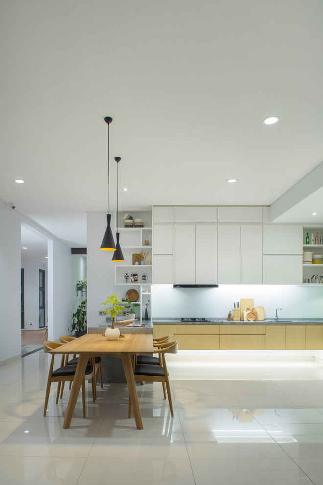 Пример оригинального дизайна: большая кухня-столовая в стиле модернизм с белыми стенами, полом из керамической плитки и белым полом