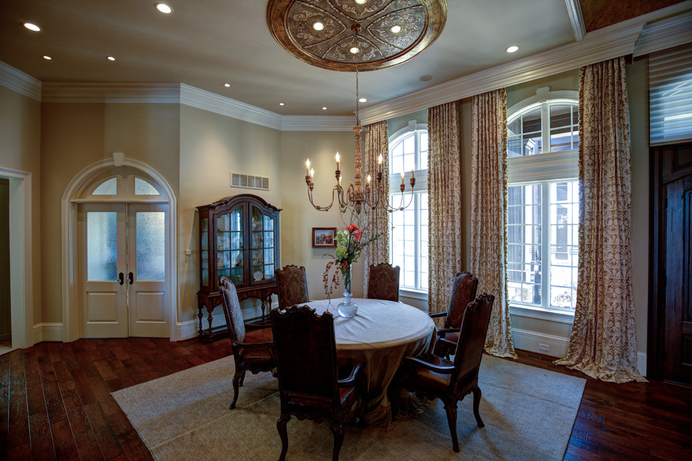 Esempio di una sala da pranzo aperta verso il soggiorno contemporanea di medie dimensioni con pareti beige, pavimento in legno massello medio e pavimento marrone