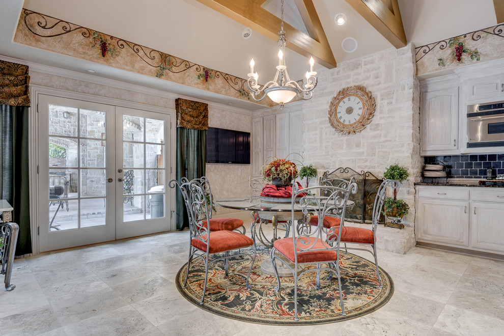 Inspiration pour une salle à manger ouverte sur la cuisine traditionnelle avec un mur beige, un sol en carrelage de céramique, une cheminée standard et un manteau de cheminée en pierre.