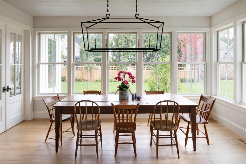 Country Wohnküche mit grauer Wandfarbe, braunem Holzboden und braunem Boden in Minneapolis