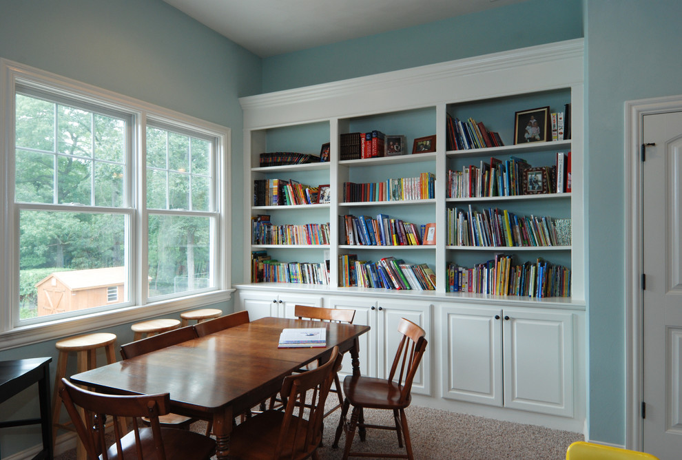 На фото: столовая в классическом стиле с синими стенами и ковровым покрытием с