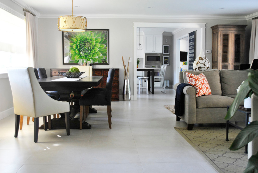 Стильный дизайн: большая гостиная-столовая в стиле неоклассика (современная классика) с серыми стенами и полом из керамической плитки - последний тренд