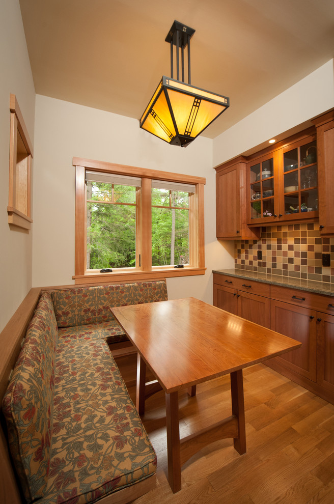 Idee per una piccola sala da pranzo aperta verso il soggiorno american style con parquet chiaro e pareti beige