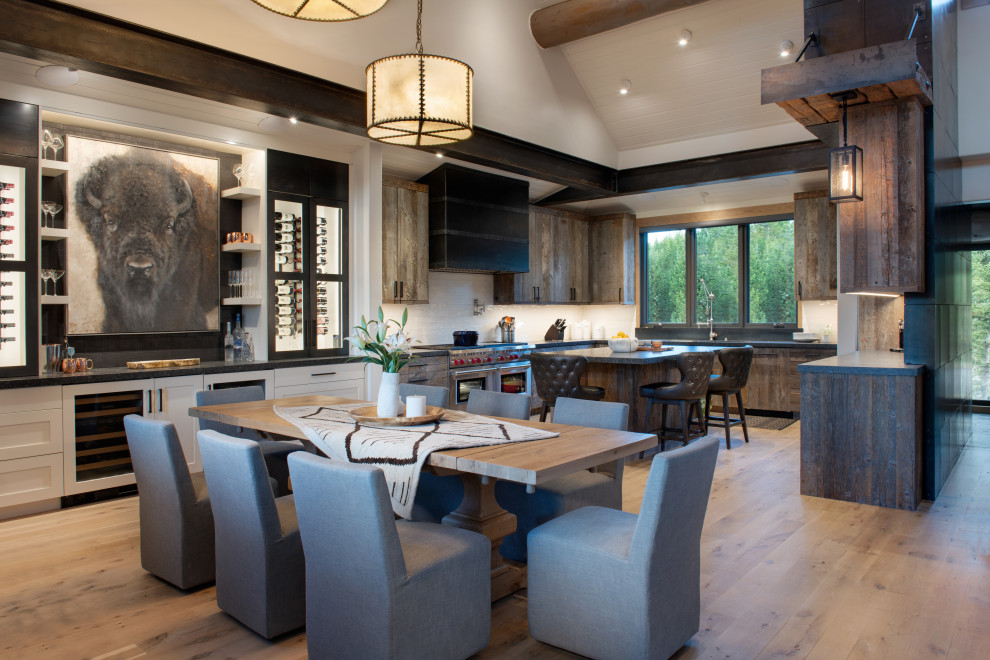 Esempio di una sala da pranzo aperta verso la cucina rustica di medie dimensioni con pavimento in legno massello medio, pavimento marrone e soffitto a volta