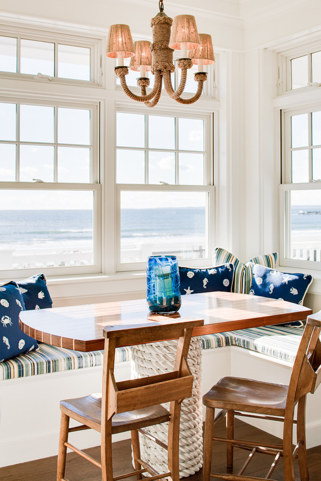 Idee per una sala da pranzo costiera con pavimento in legno massello medio