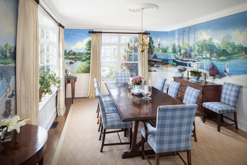 Cette image montre une salle à manger marine avec un mur multicolore et parquet foncé.