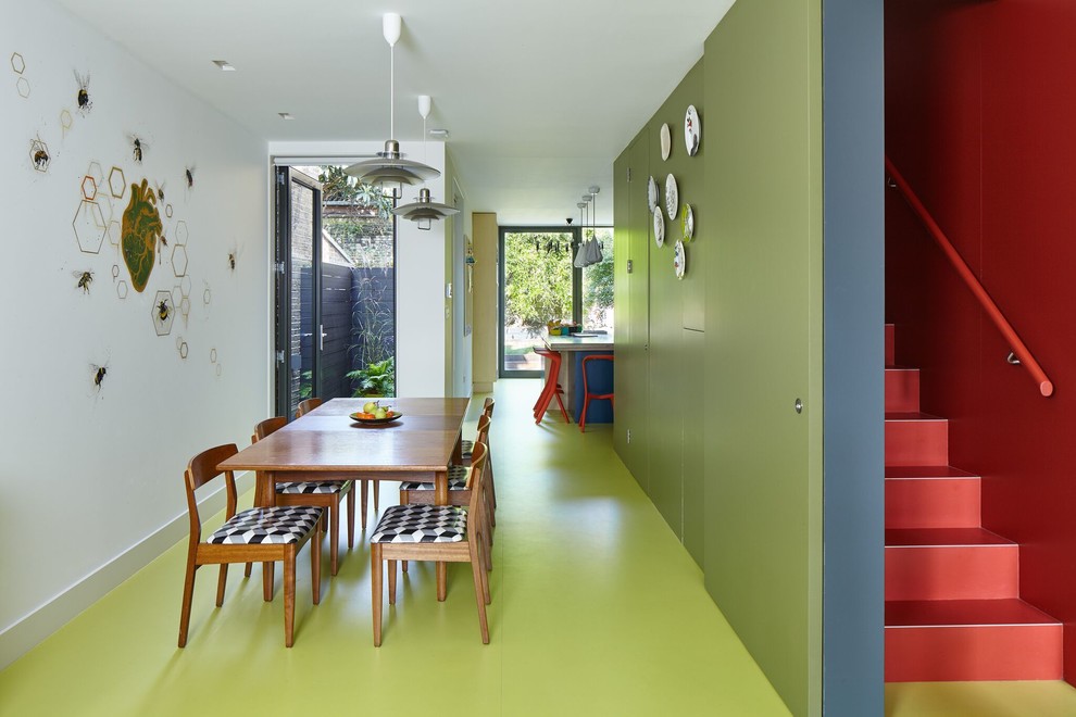 Foto di una sala da pranzo aperta verso il soggiorno contemporanea di medie dimensioni con pareti multicolore e nessun camino