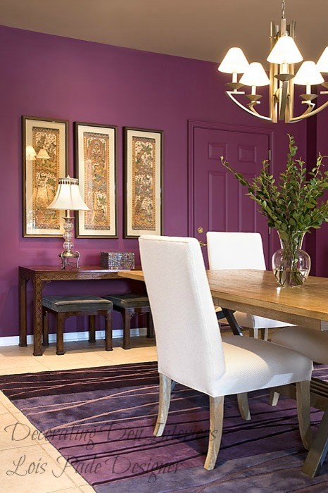 Idee per una sala da pranzo bohémian chiusa e di medie dimensioni con pareti viola, pavimento con piastrelle in ceramica e nessun camino