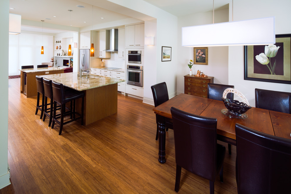 Immagine di una sala da pranzo aperta verso la cucina classica di medie dimensioni con pareti bianche e pavimento in legno massello medio