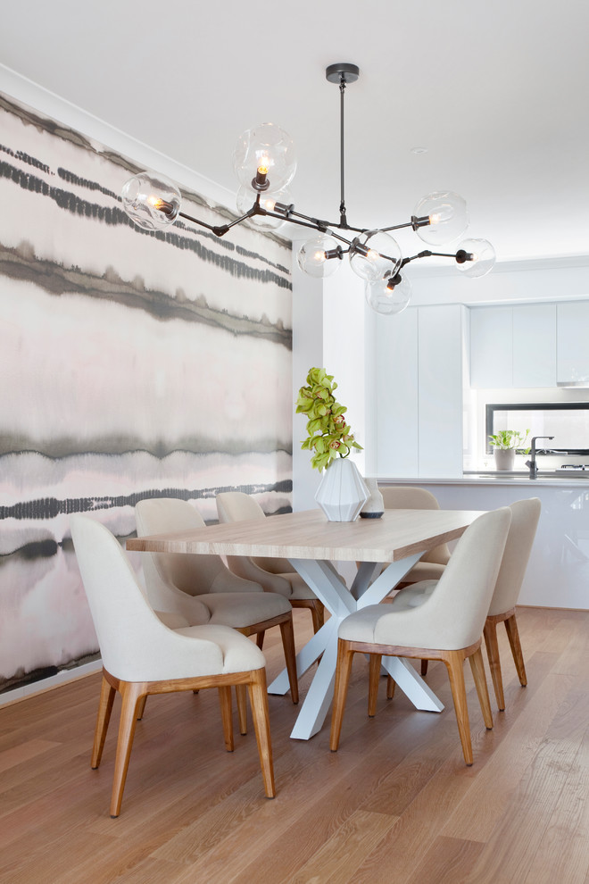 Foto di una sala da pranzo aperta verso la cucina design di medie dimensioni con parquet chiaro
