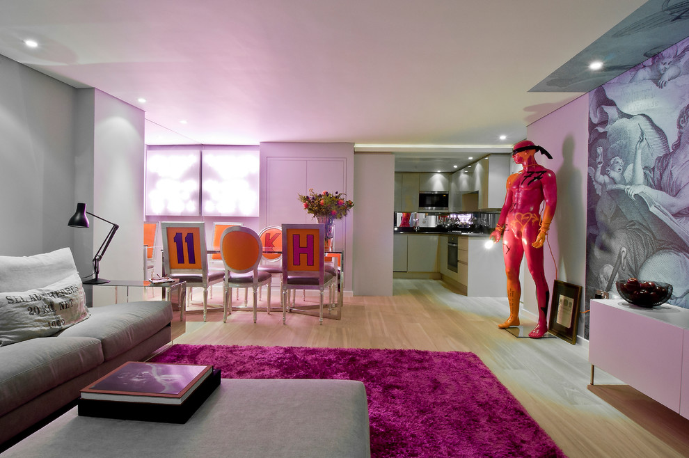 Пример оригинального дизайна: гостиная-столовая в современном стиле с серыми стенами и светлым паркетным полом
