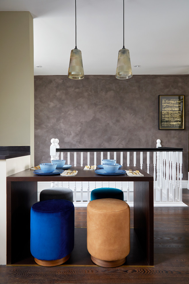 Idee per una piccola sala da pranzo aperta verso il soggiorno bohémian con pareti grigie, parquet scuro e pavimento marrone