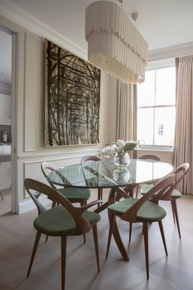 Esempio di una grande sala da pranzo aperta verso la cucina classica con pareti bianche e parquet chiaro