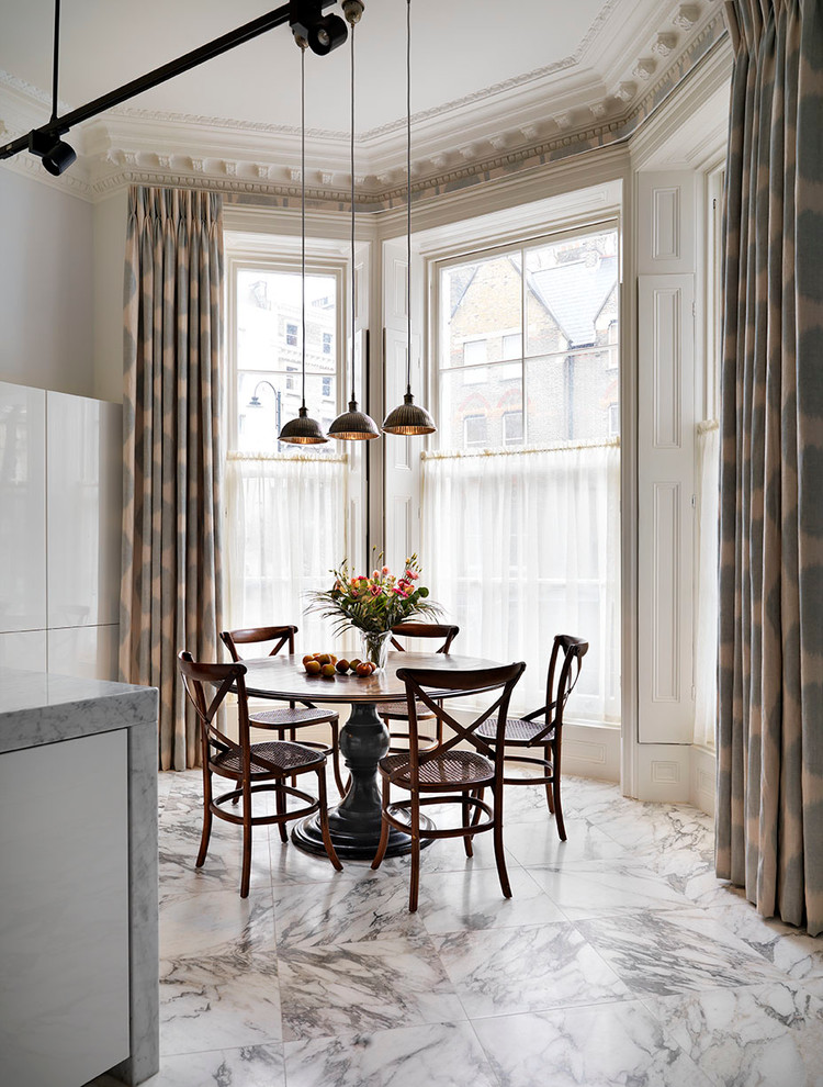 Ispirazione per una grande sala da pranzo aperta verso la cucina vittoriana con pareti bianche e pavimento in marmo