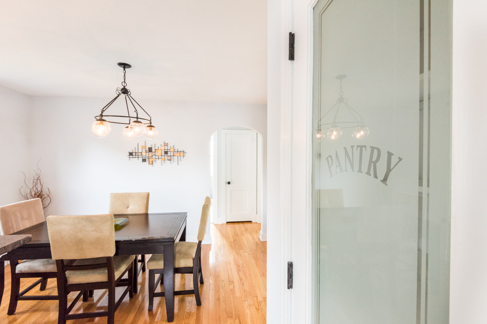 Idées déco pour une petite salle à manger ouverte sur la cuisine contemporaine avec un mur gris et parquet clair.