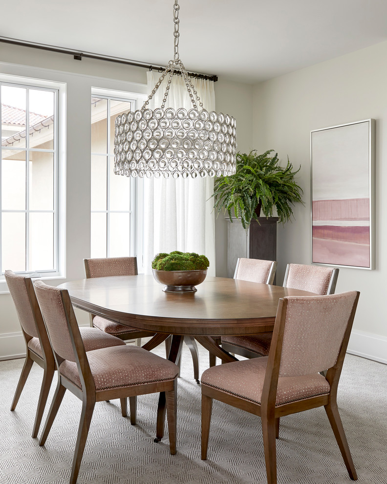 Стильный дизайн: столовая в стиле неоклассика (современная классика) с серыми стенами, ковровым покрытием и серым полом без камина - последний тренд