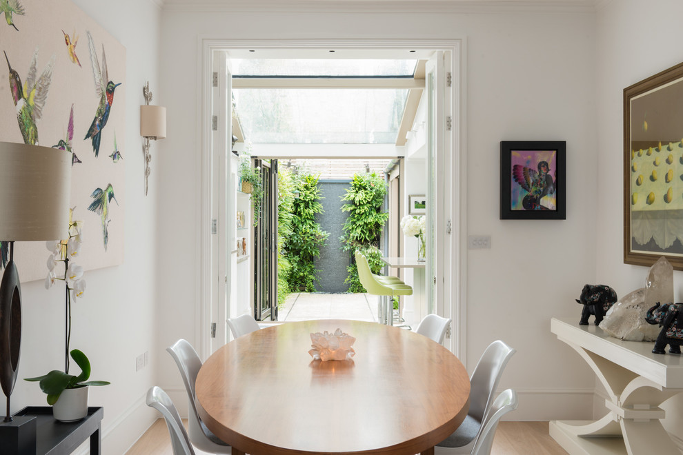 Exemple d'une petite salle à manger ouverte sur le salon tendance avec un mur blanc, un sol en calcaire et aucune cheminée.