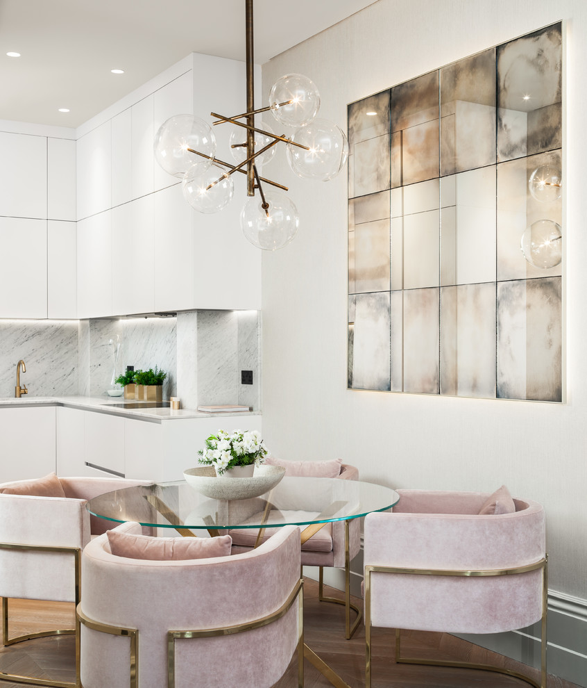 Idee per una sala da pranzo aperta verso la cucina classica con pareti bianche, pavimento in legno massello medio e pavimento marrone