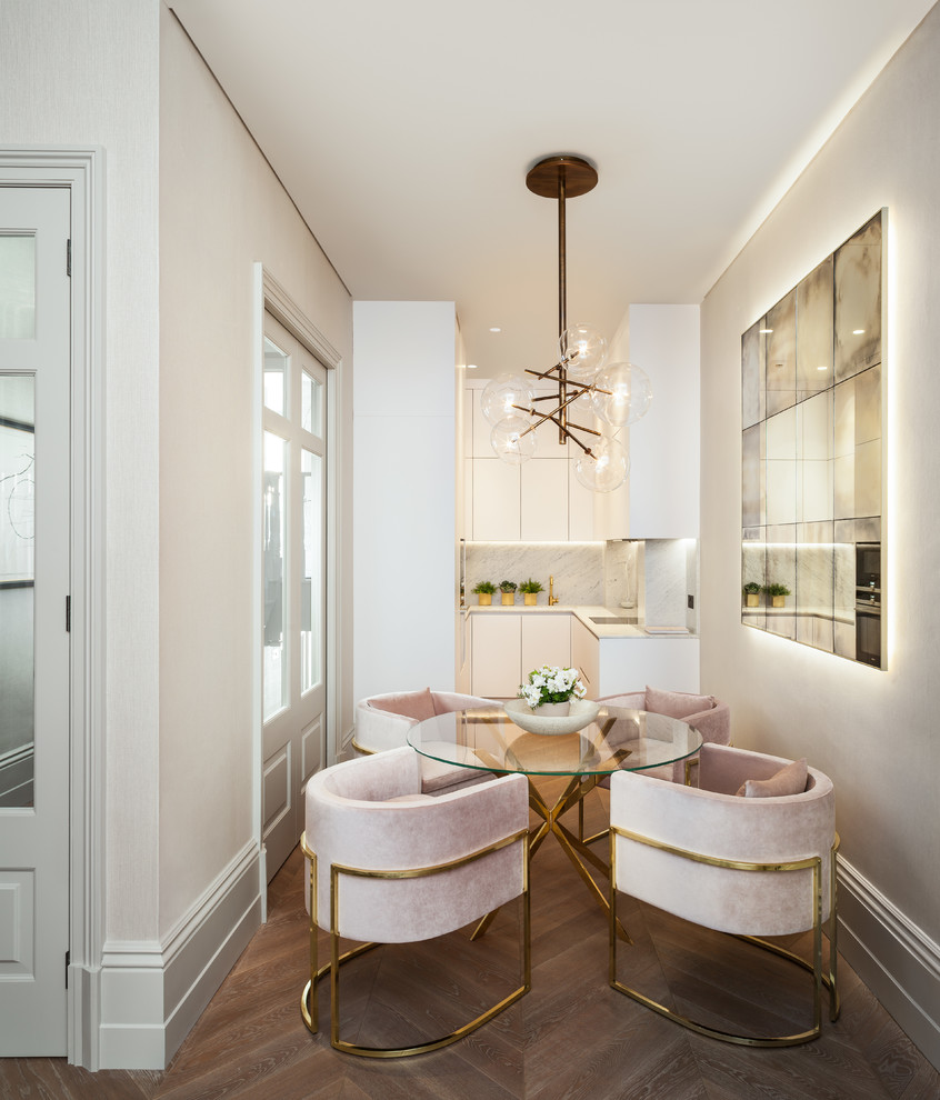 Ispirazione per una sala da pranzo aperta verso il soggiorno tradizionale di medie dimensioni con pareti bianche, pavimento in legno massello medio e pavimento marrone