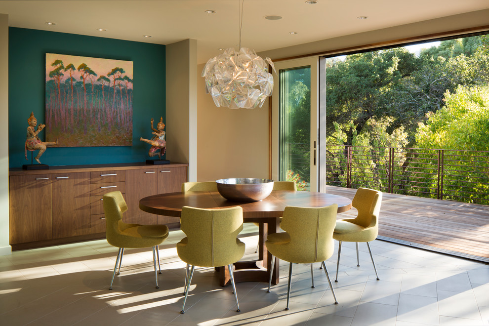 На фото: столовая в современном стиле с разноцветными стенами и полом из керамической плитки