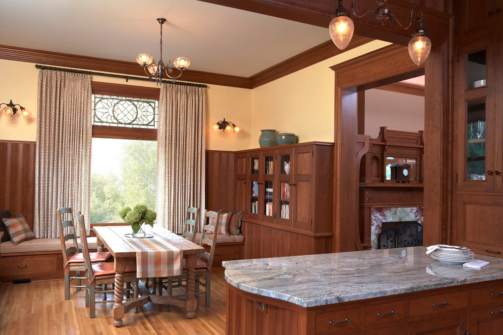 Klassische Wohnküche mit beiger Wandfarbe und braunem Holzboden in Minneapolis