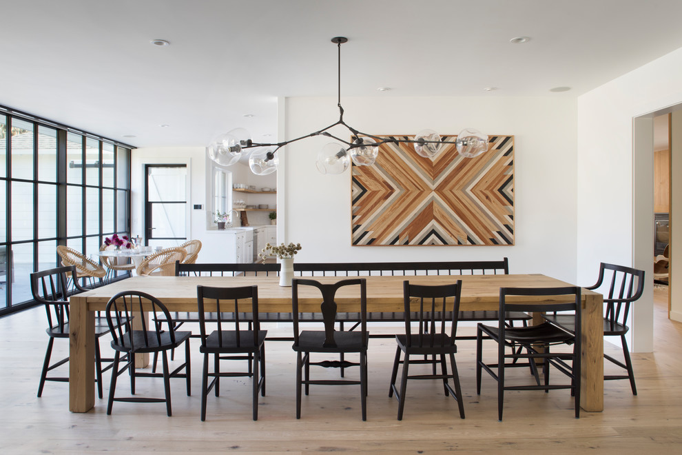 Idée de décoration pour une salle à manger champêtre avec un mur blanc, un sol en bois brun et un sol marron.