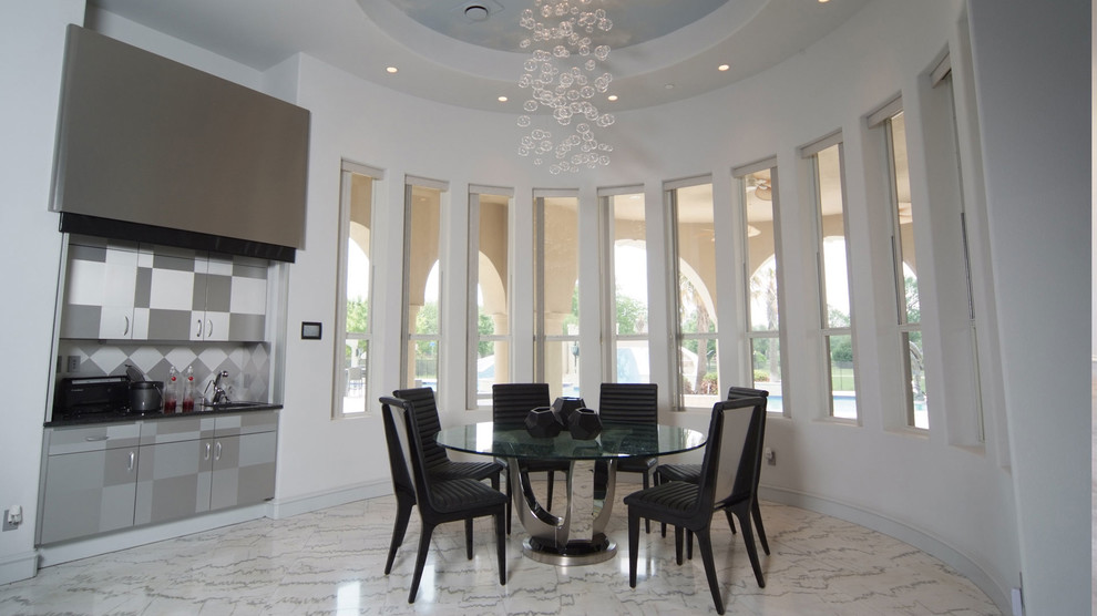 Свежая идея для дизайна: большая кухня-столовая в стиле модернизм с белыми стенами и мраморным полом без камина - отличное фото интерьера