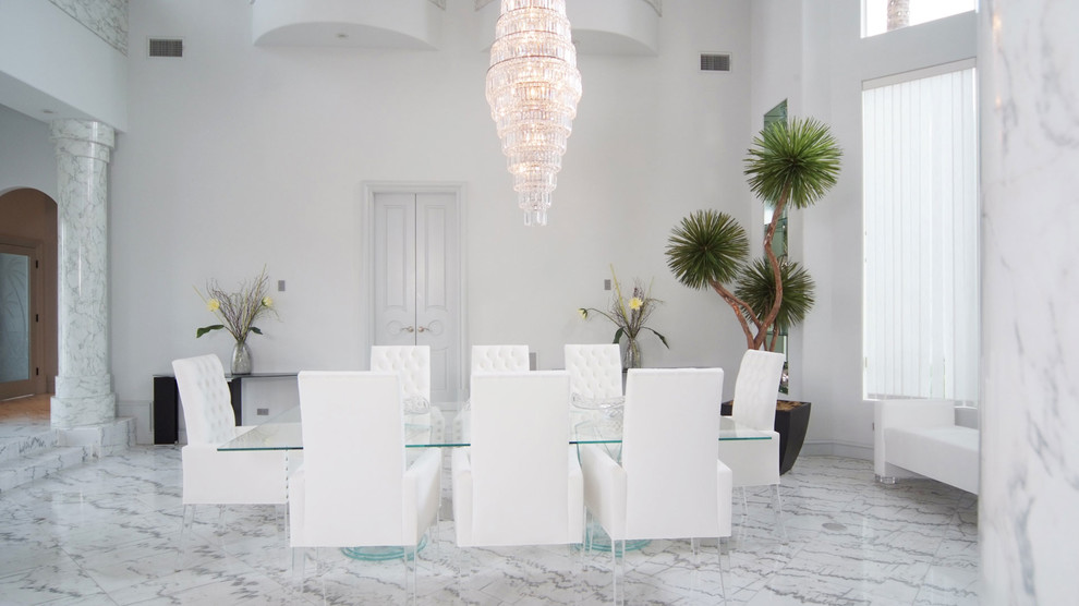 Идея дизайна: большая кухня-столовая в стиле модернизм с белыми стенами и мраморным полом без камина