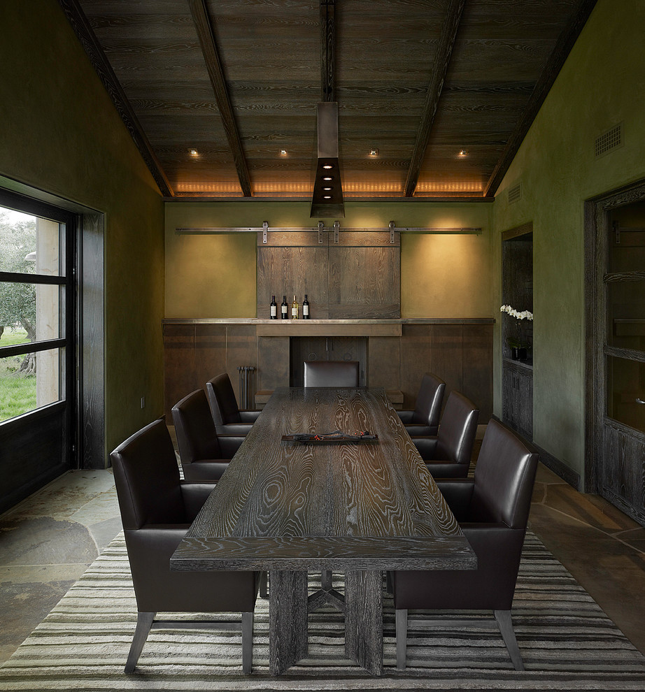 Inspiration pour une salle à manger design avec un mur vert et un sol en ardoise.