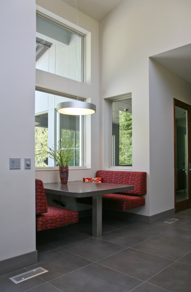 Imagen de comedor actual grande abierto con paredes blancas, suelo de baldosas de cerámica y suelo gris